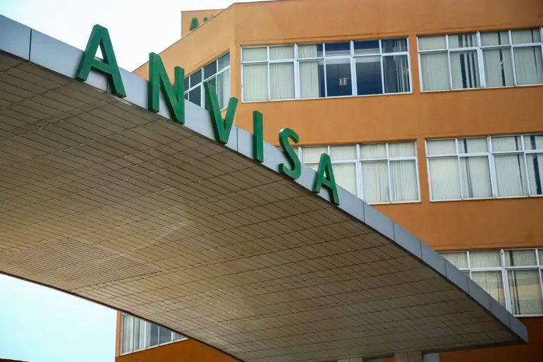Anvisa proíbe mostarda com indícios de falsificação e barra glicosímetros e cosméticos irregulares
