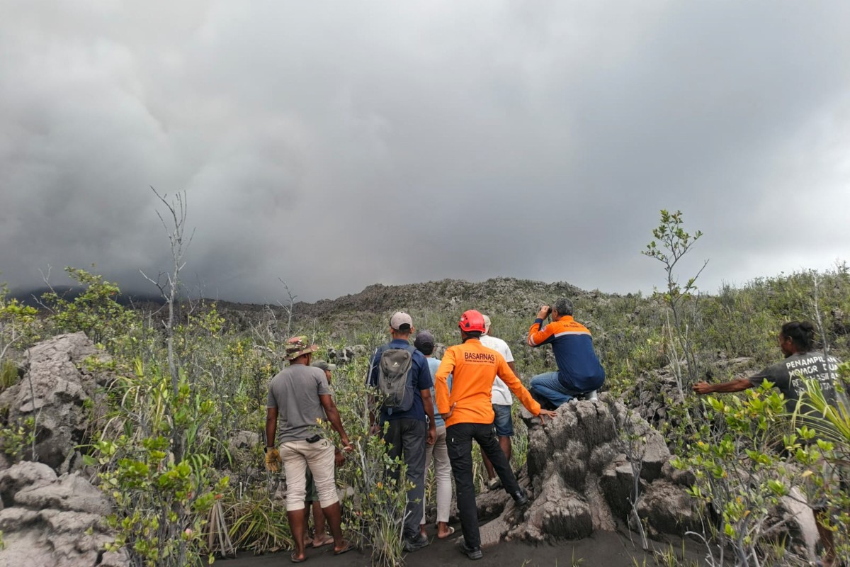 Uma foto divulgada em 8 de maio de 2026 pela Agência Nacional de Busca e Resgate da Indonésia (BASARNAS) mostra equipes de resgate de prontidão após a erupção do vulcão Monte Dukono, em Halmahera do Norte, Maluku do Norte