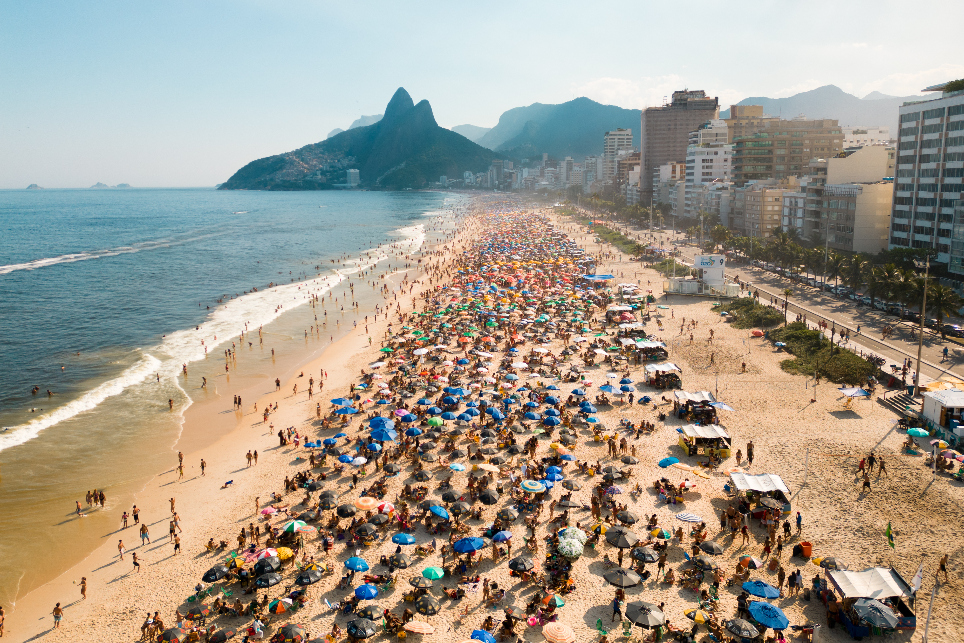 Praia lotada no Rio de Janeiro: que tal curtir um feriadão?