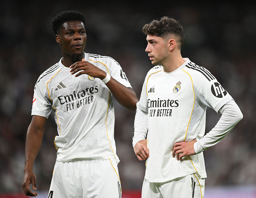 Foto de Valverde e Tchouaméni, em campo.