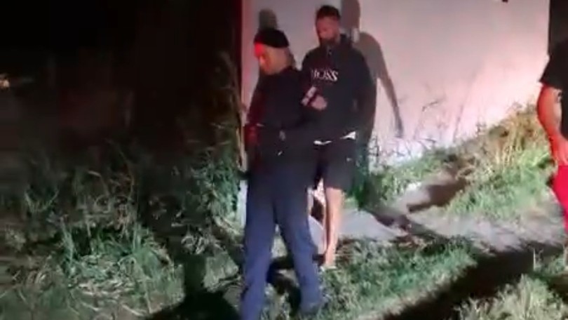 Bruno Fernandes sendo conduzido pela Polícia Militar após dois meses foragido